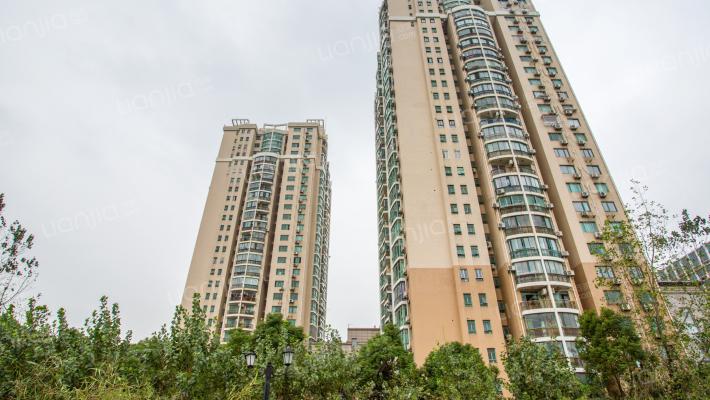 新领地由上海飞乐房地产开发经营公司于2002年建成;楼栋总数2栋,共计